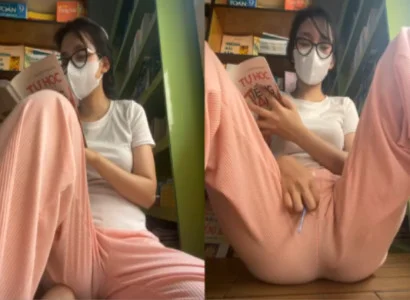 Người đẹp vừa đọc sách vừa đưa sextoy ra vào lồn