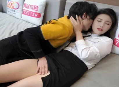 Cô thư ký phục vụ sếp ngầm vì tiền