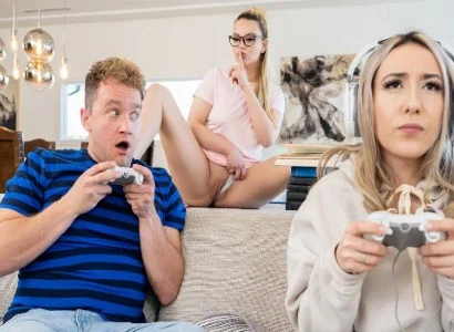 cô gái bị bạn thân phản bội cướp người yêu khi còn mải mê chơi game