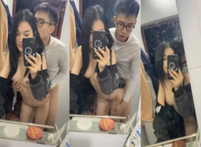 Đôi sinh viên trẻ làm tình với nhau trước gương