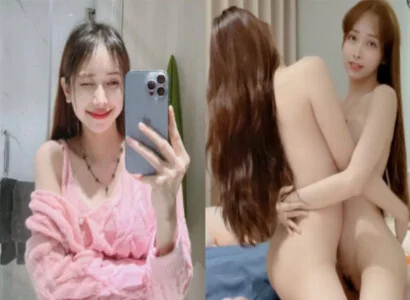 Chủ thể chính cùng cô bạn thân móc bím nhau trên buổi phát sóng trực tiếp