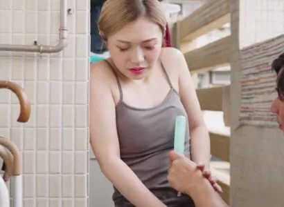 Người vợ trẻ giúp em dâu sinh con